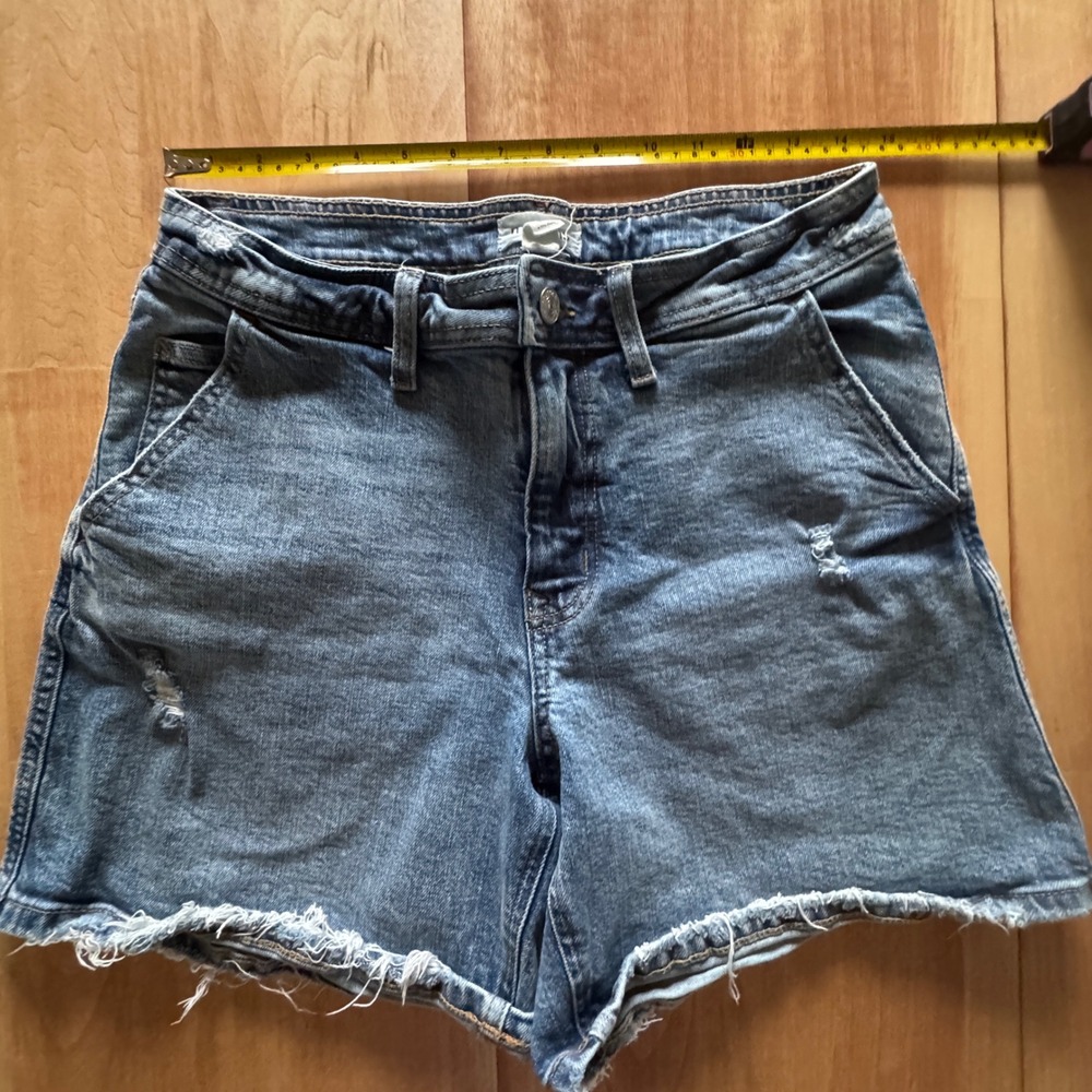 Maurices M Jeans Womens 8 High Rise Distressed Denim Shorts Medium Wash Raw Hem